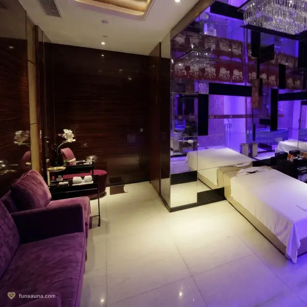 Mirror sitting massage room at Familia Nobre, Macau