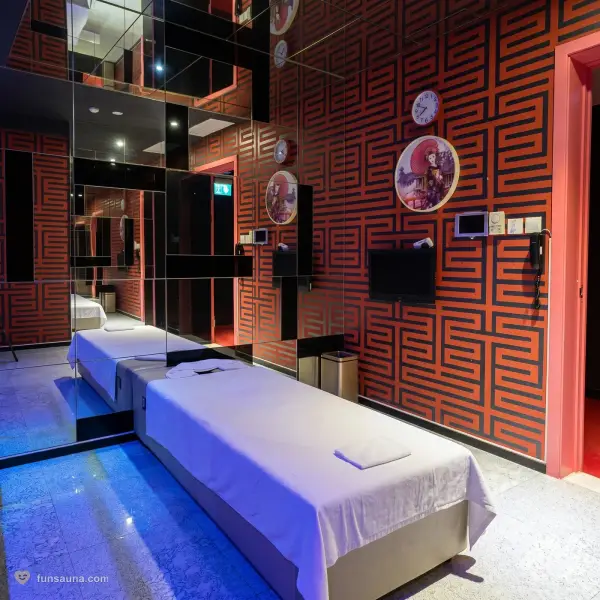 Red lattice massage room at Familia Nobre, Macau