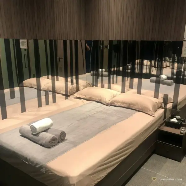 Mirror headboard bedroom at Shang Pin Spa, Macau