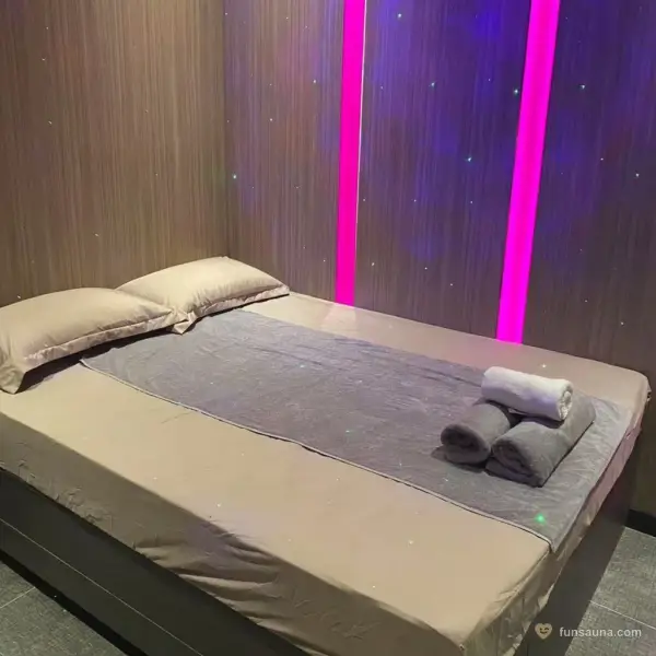 Starlight magenta bedroom at Shang Pin Spa, Macau